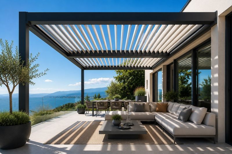 Pergola po meri z aluminijasto konstrukcijo in LED osvetlitvijo na moderni terasi